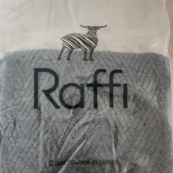 100% Pure Cashmere Raffi scarf - Picture 3 of 5